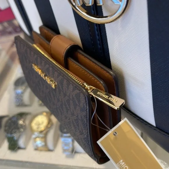 MICHAEL KORS
Jet Set Travel Md Bifold Zip Signature Logo Wallet 
Brown Sign
NWT - Picture 9 of 12